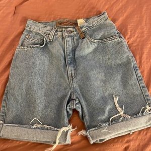 VINTAGE LEVI SHORTS SIZE 23/24